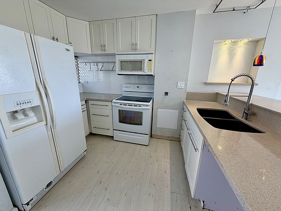 4th image of 2421 Ala Wai Blvd APT 1901