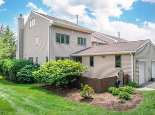 31 Litchult Ln, Mahwah, NJ 07430