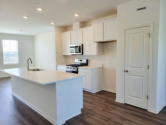 4th image of 563 Yosemite Way