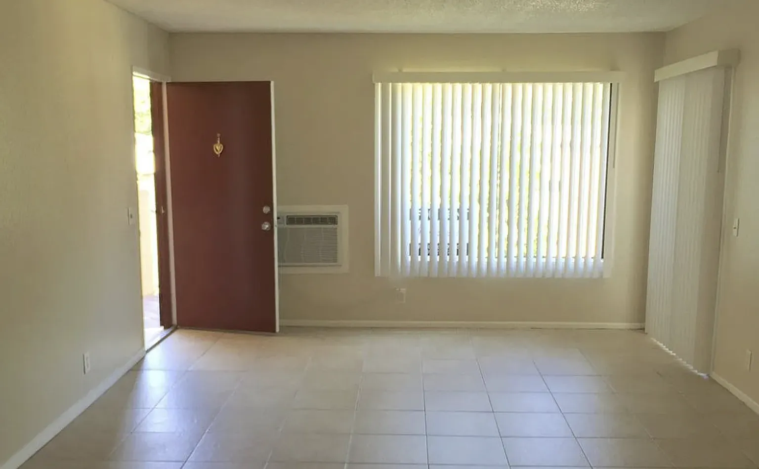 Large two bedroom condo in San Marcos — Photo 2