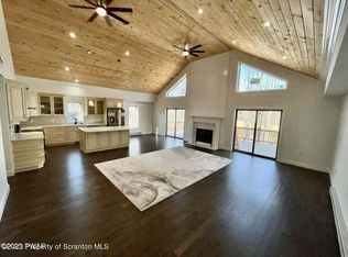211 S Fairway Dr, Lake Ariel, PA 18436
