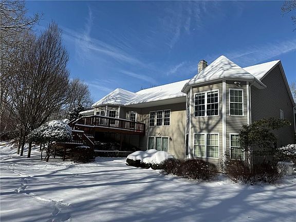 4th image of 30 Fox Ridge Cir