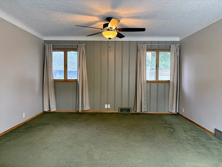 Comfortable and Spacious Living Room