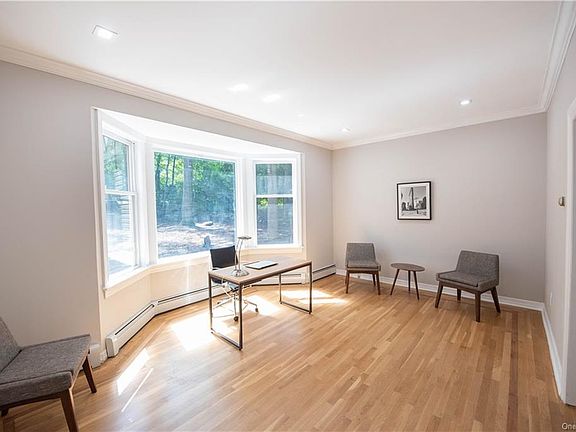 4th image of 13 Castle Hill Ln