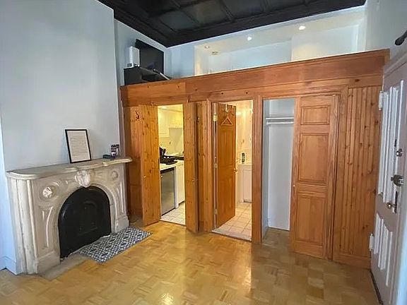 2nd image of 34 Beekman Pl APT 1S