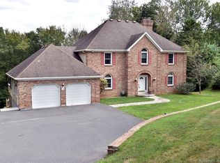 102 Falcon Crest Rd, Middlebury, CT 06762