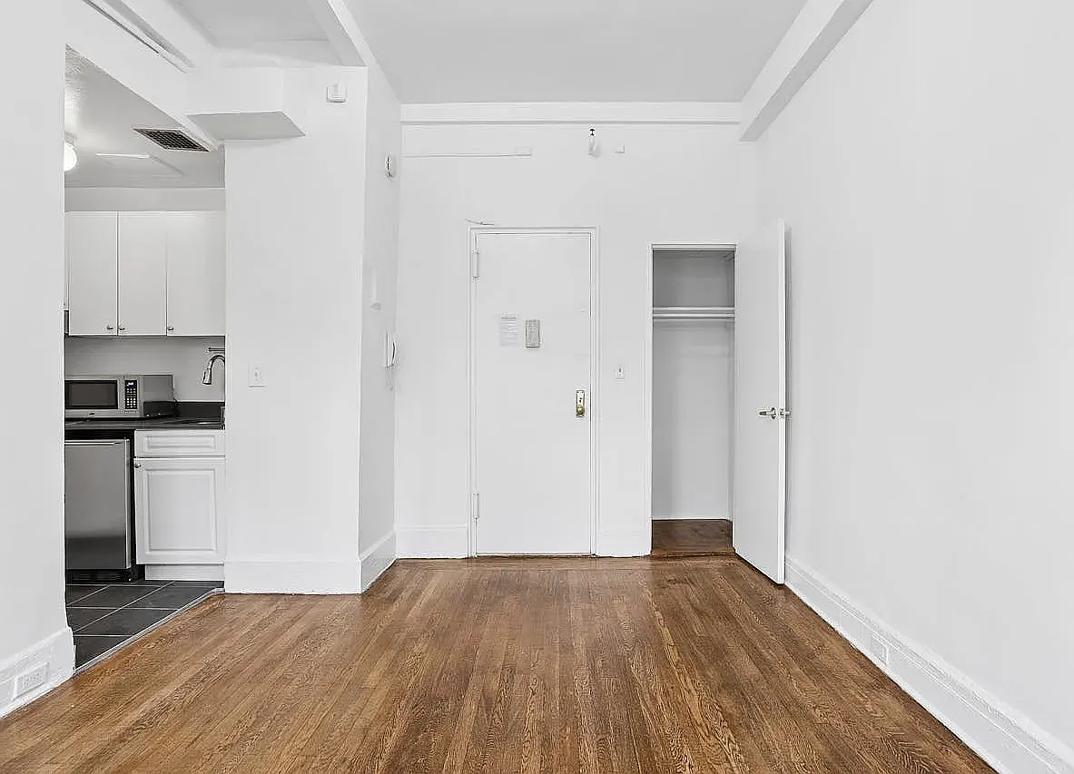 19 West 69th Street — Photo 2