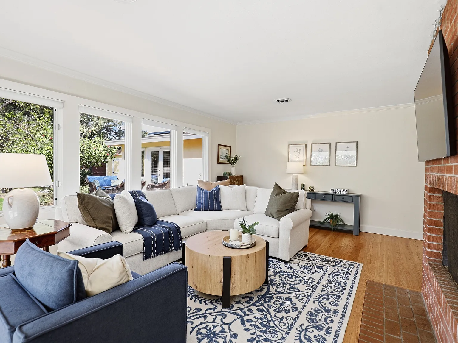 540 Country Club Ln — Photo 3