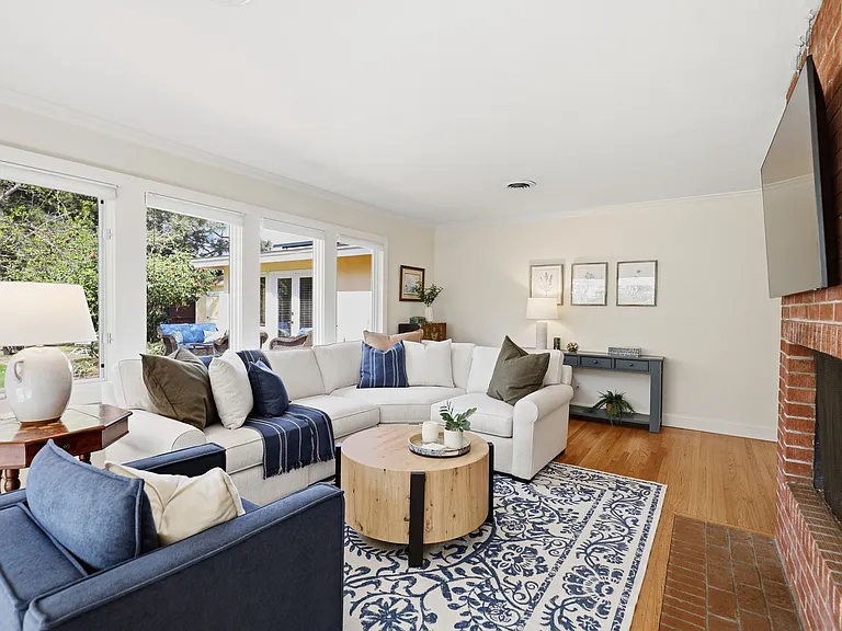 540 Country Club Ln — Photo 3
