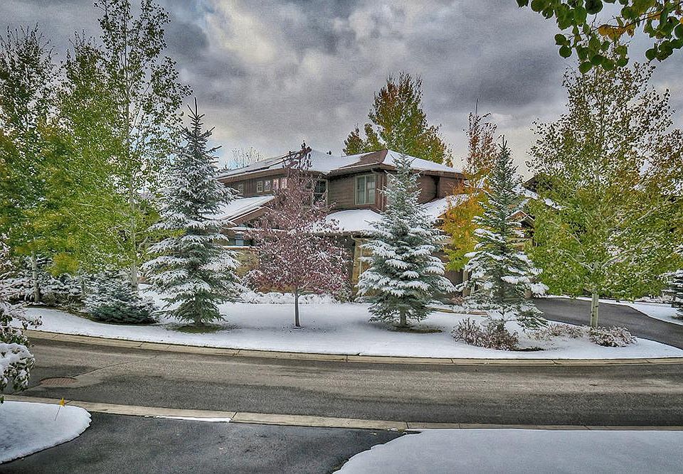 Beautiful location with lots of trees, and a park nearby behind the house
