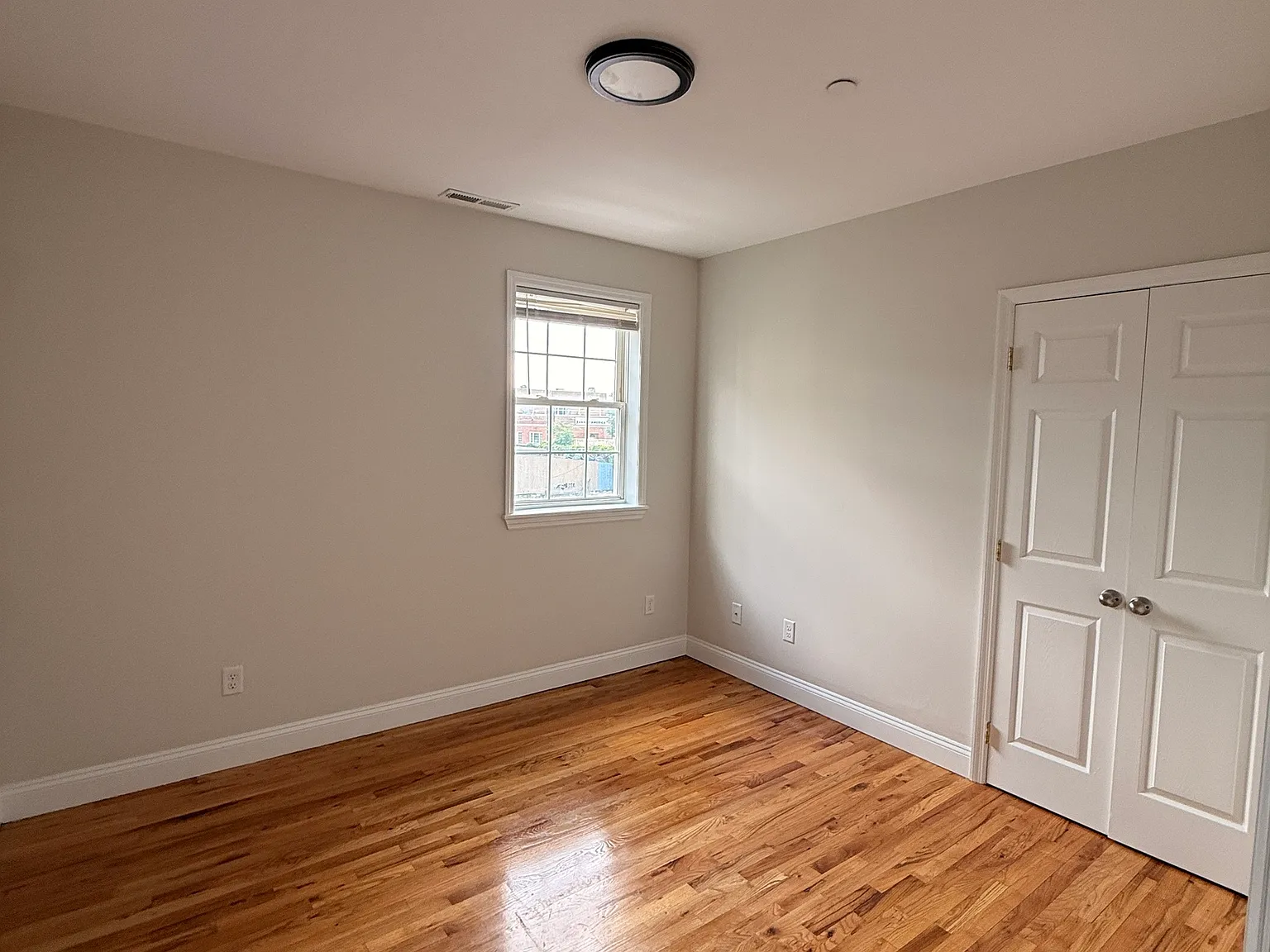 3 bed, 1.0 bath, 2280 sqft, $3,200 — Photo 3