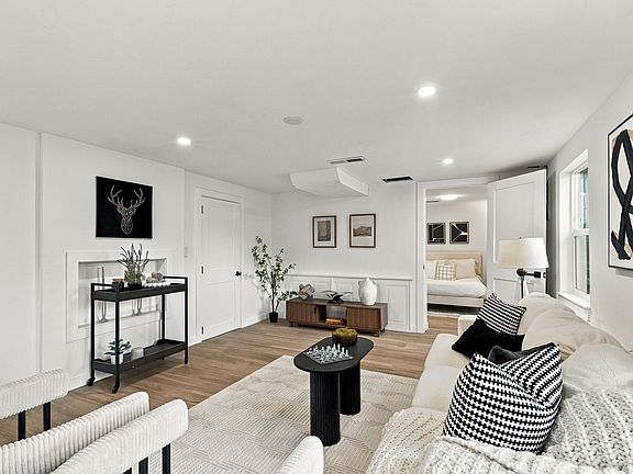 5th image of 900 NE 105th St #2