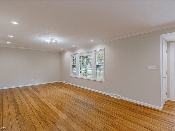 4th image of 1960 Bromton Dr