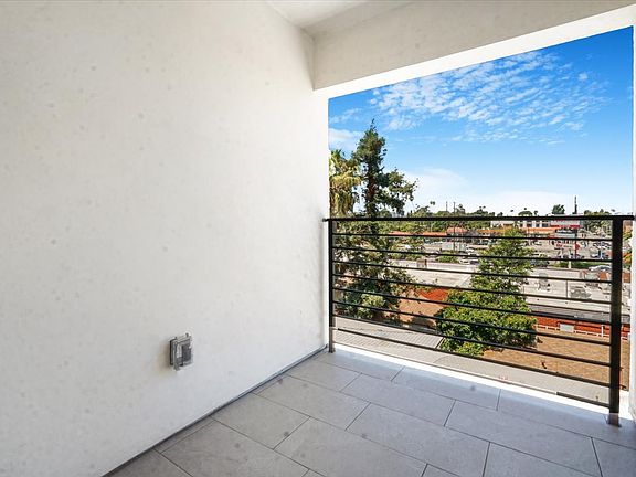 4th image of 10918 Camarillo St #301