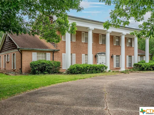 555 Brookhollow Dr, Port Lavaca, TX 77979