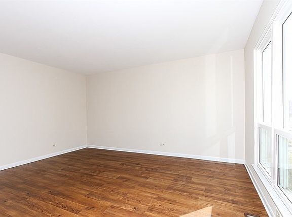 2nd image of 3S273 Blackthorn Ln