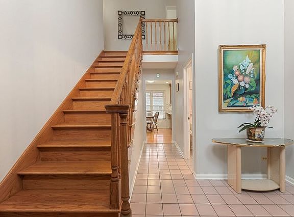 3rd image of 827 Heritage Dr