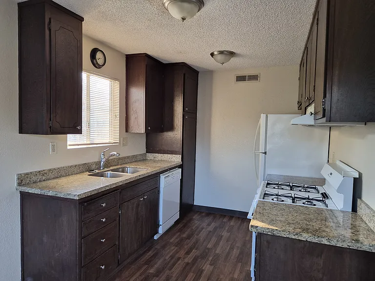 910 W Church St #3 — Photo 5