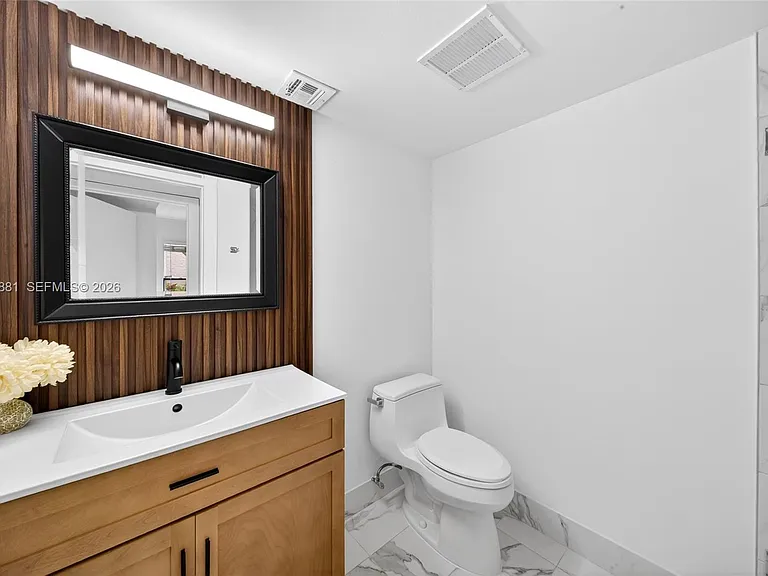 265 SE 10th St #1C — Photo 23