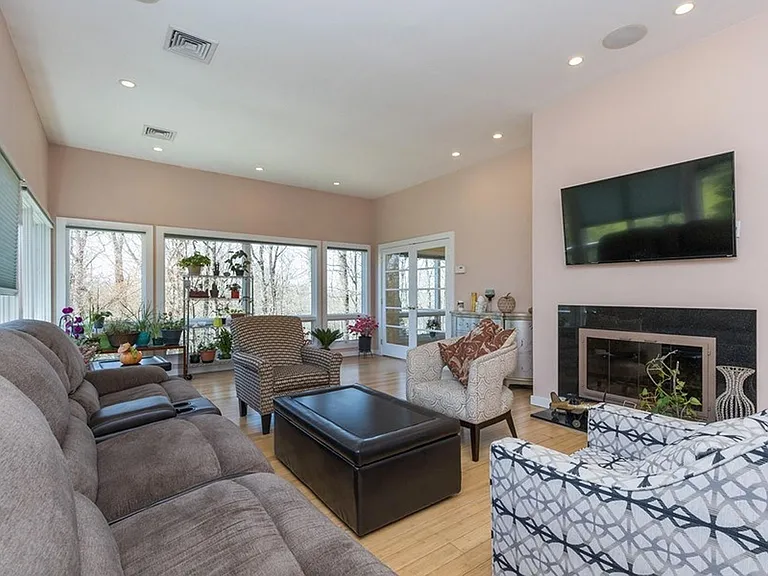 192 Stonehurst Dr — Photo 10