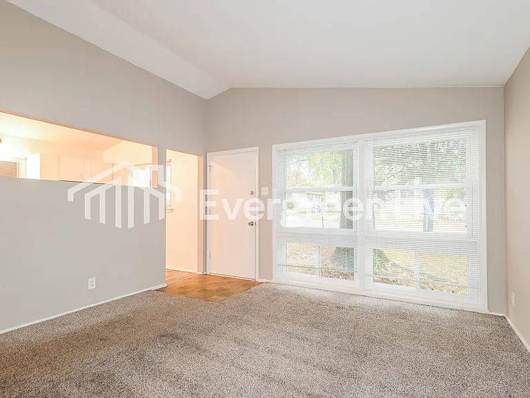103 Young Dr — Photo 4