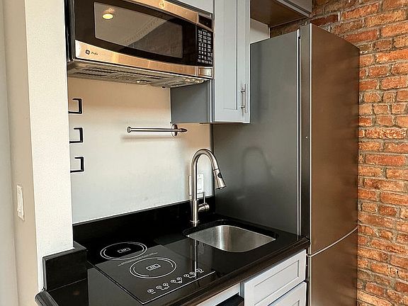 3rd image of 529 E 6th St APT 1F