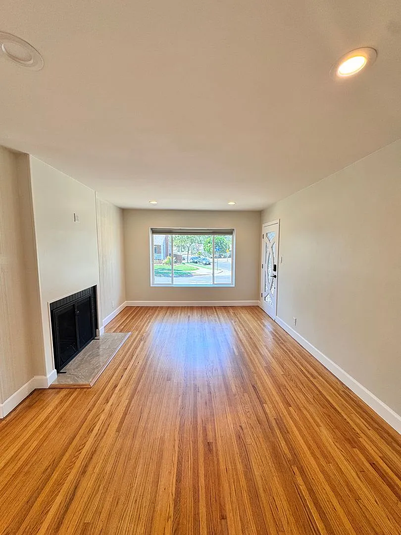 Charming 3-Bed, 2-Bath Corner Home in Long Beach Available Now! — Photo 4