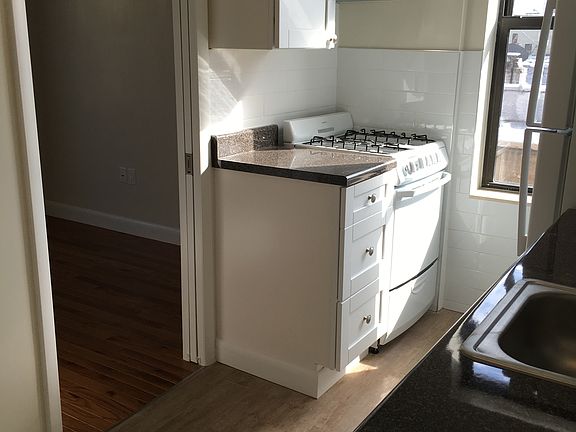 5th image of 2849 34th St #19