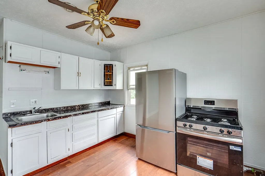 3 bed, 1.5 bath, 1000 sqft, $1,275 — Photo 3
