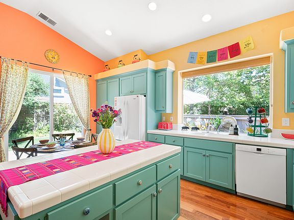 Spacious kitchen and kitchen island