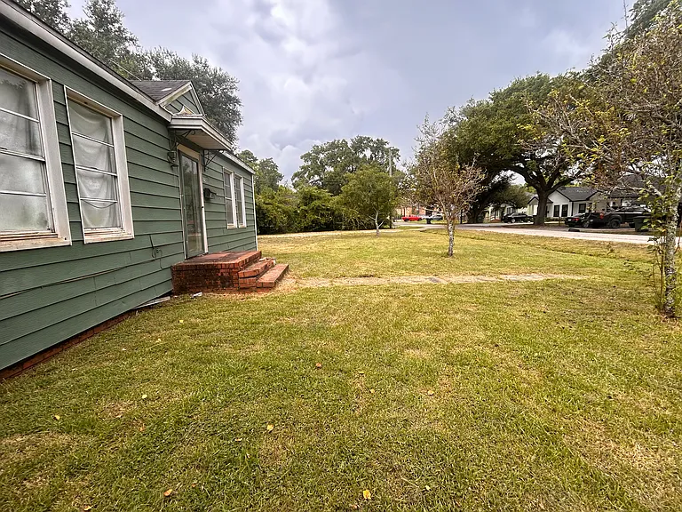 250 N Parkway Dr — Photo 1