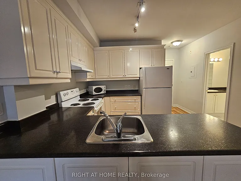 648A Yonge St #203 — Photo 5