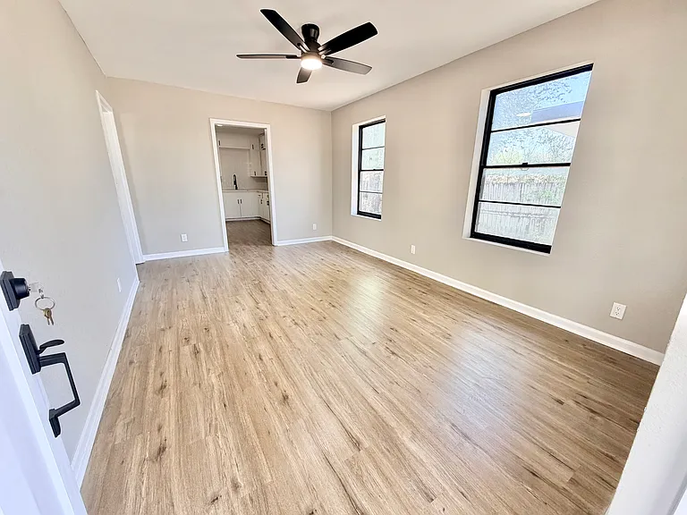 318 Uvalde St — Photo 16