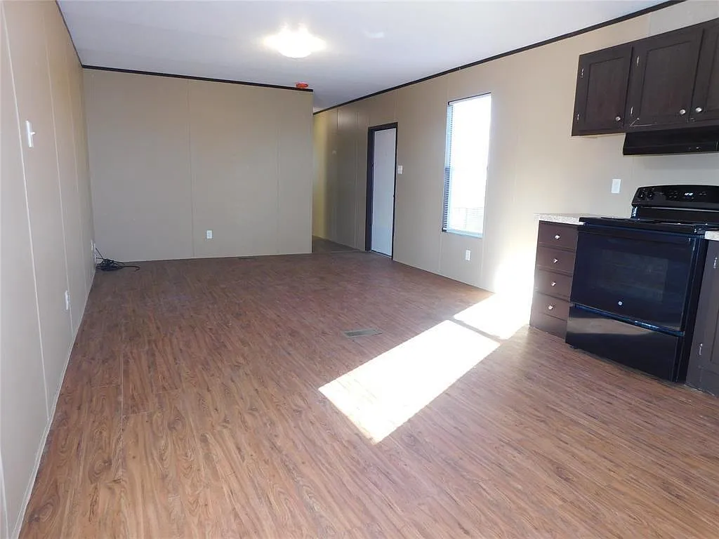 3 bed, 2.0 bath, 860 sqft, $1,350 — Photo 4
