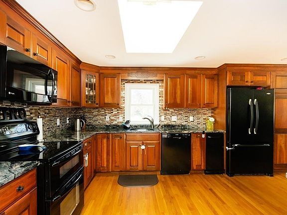 4th image of 32 Wood Dr