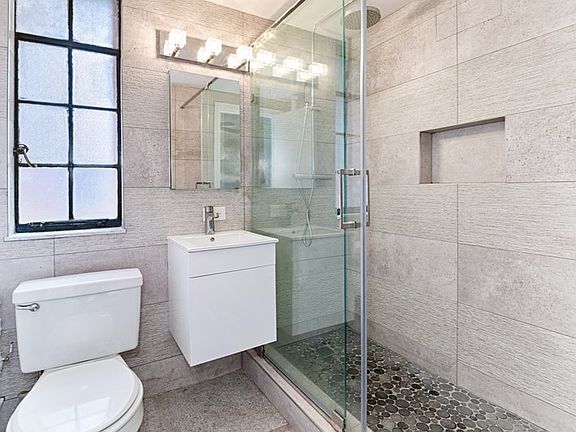 4th image of 333 E 43rd St APT 607
