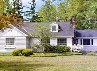104 Paw Paw Lake Dr, Chagrin Falls, OH 44022