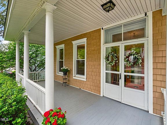4th image of 121 Maple Avenue