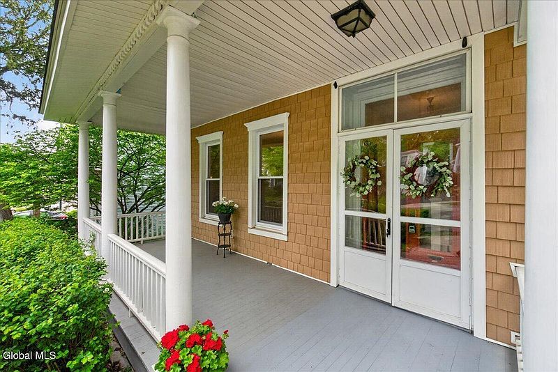 4th image of 121 Maple Avenue
