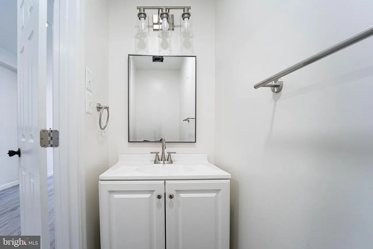 2 bed, 880 sqft, $1,900 — Photo 4