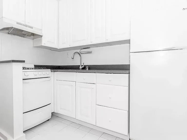 321 E 69th St #1E — Photo 9
