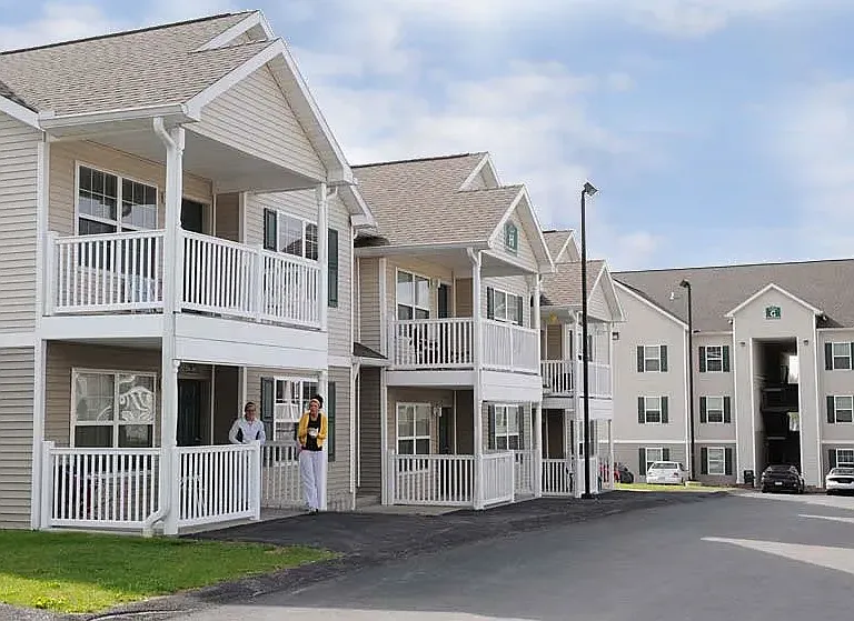 South Rock Apartments (Student Housing by the Bed) — Photo 1