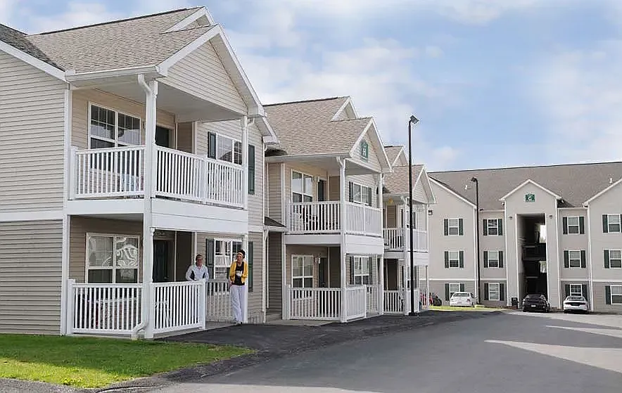South Rock Apartments (Student Housing by the Bed)
