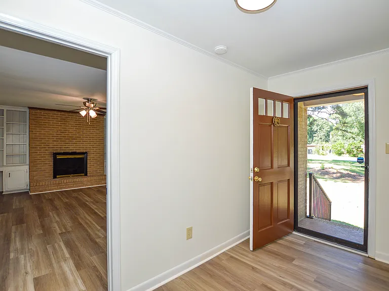 4075 Linda Dr — Photo 4