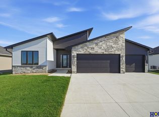 604 N 106th St, Lincoln, NE 68527