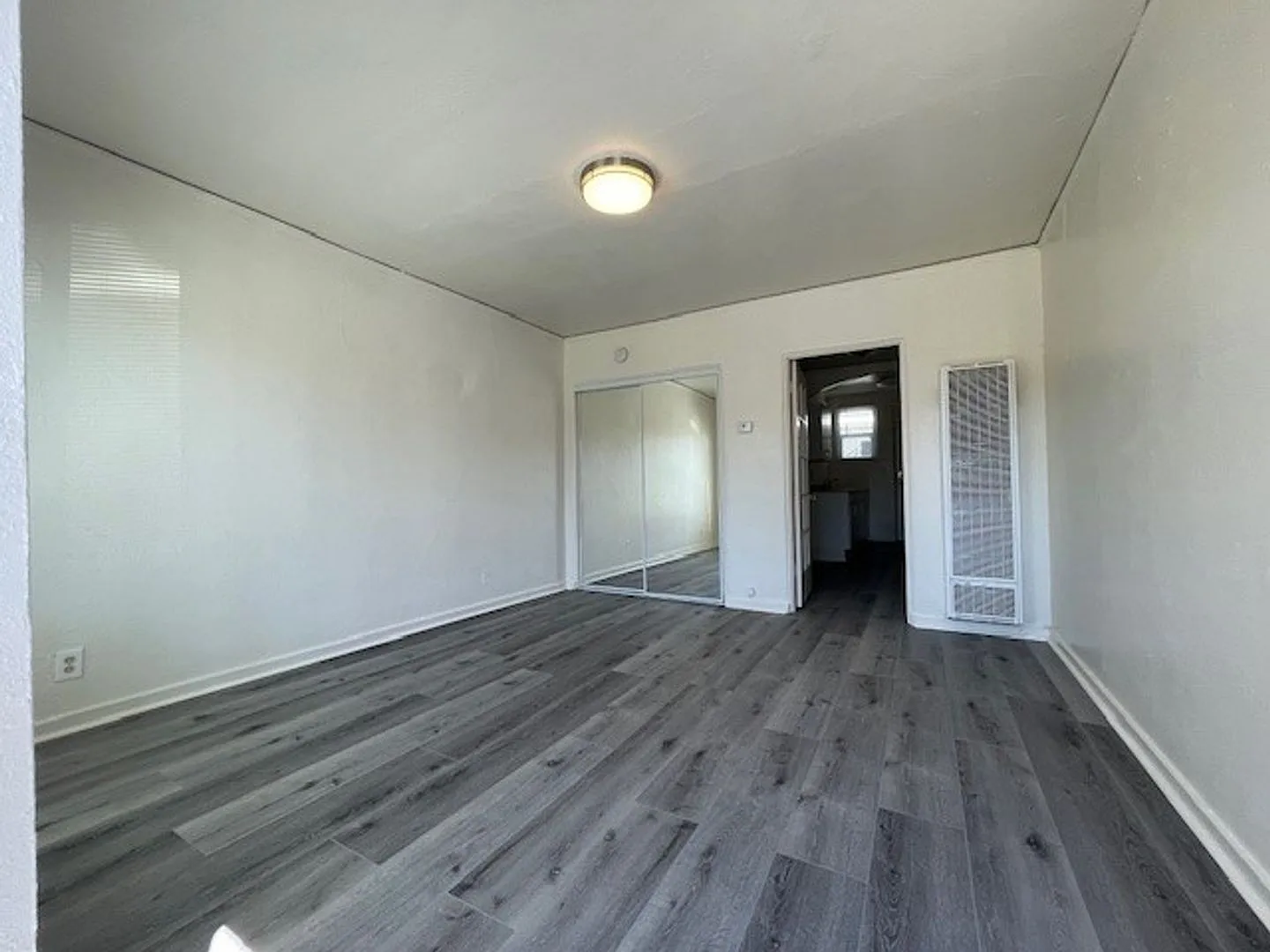 Quaint Studio, Freshly Painted, with modern fixtures, with front and back entrance, — Photo 3