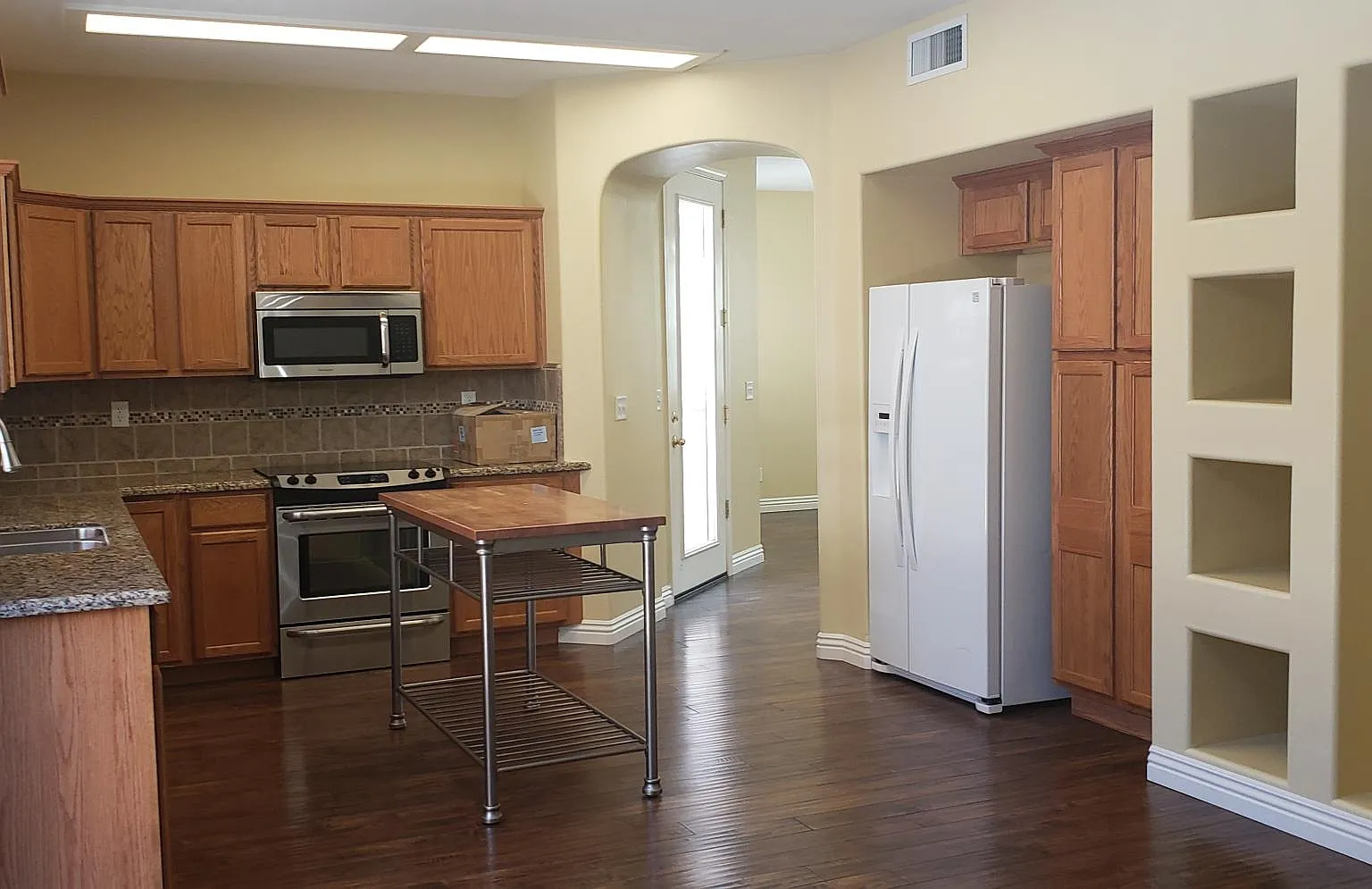 3 bed, 2.5 bath, 1979 sqft, $2,400 — Photo 4