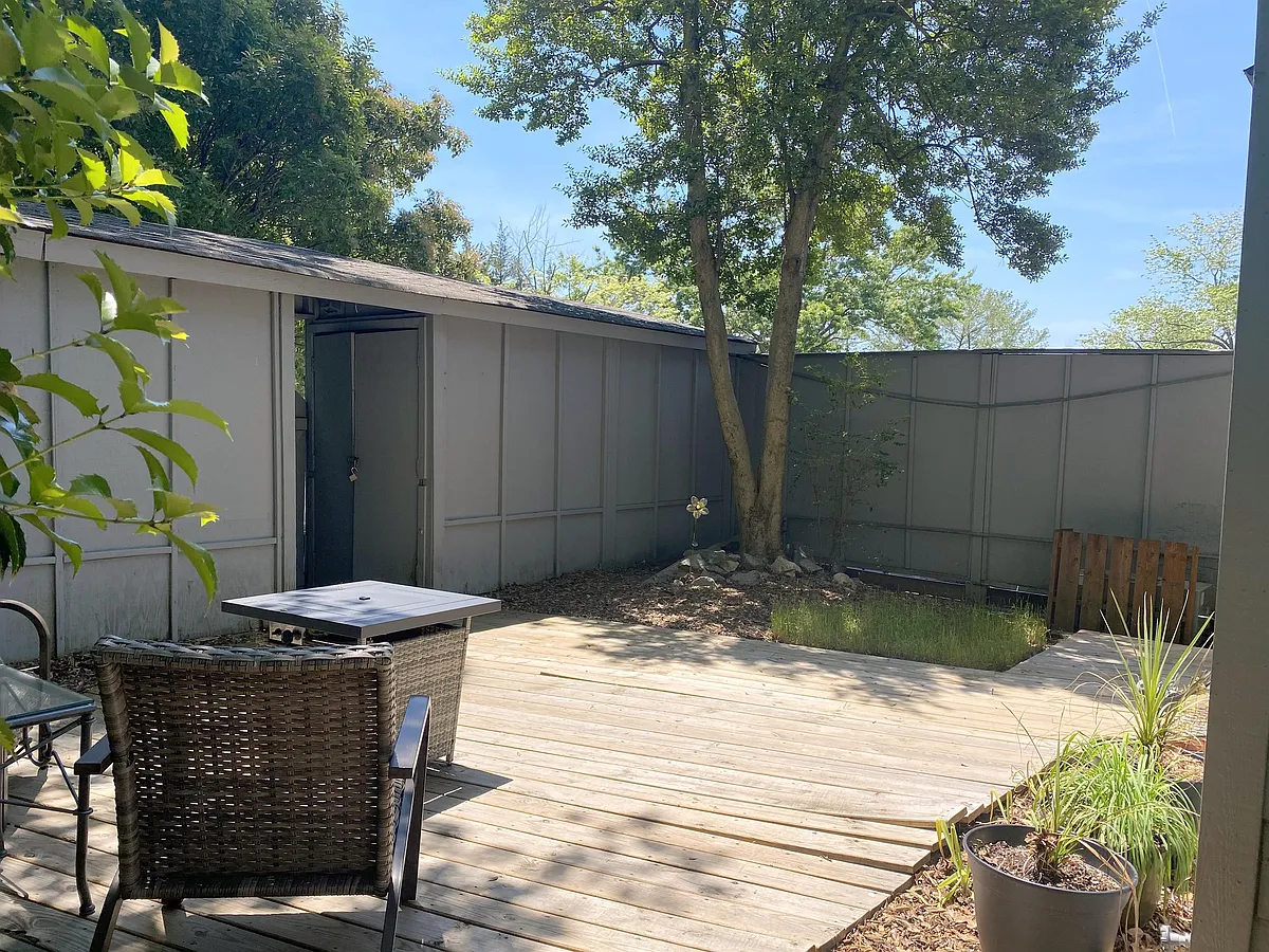 Building Photo - 56 Woodlake Dr #1