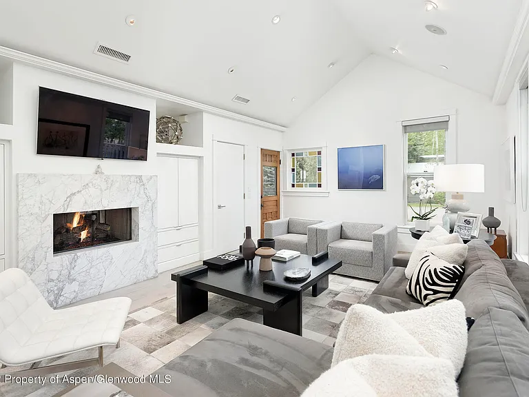 533 W Francis St — Photo 3
