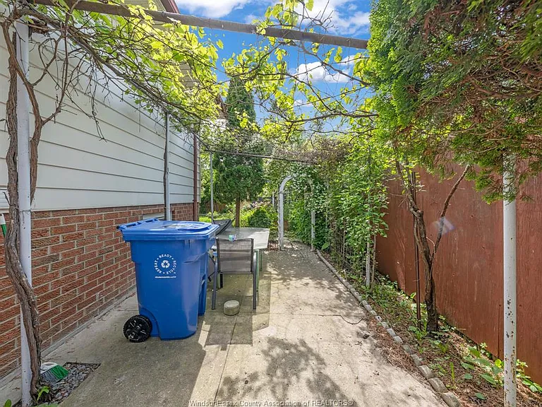 2823 Garvey Cres — Photo 43